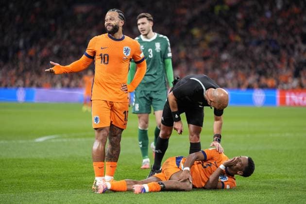 AMSTERDAM, 17-11-2025, Johan Cruijff ArenA , season 2025 2026 , FIFA World Cup, WM, Weltmeisterschaft, Fussball Qualifier football , match between The Netherlands and Lithuania. Pictures shows injury of player Netherlands player Jurrien Timber, Netherlands player Memphis Depay , referee Luis Godinho (POR) Netherlands - Lithuania x32075927x Copyright: