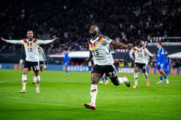 Ridle Baku Germany, 23 , Leroy Sane Germany, 19 , Serge Gnabry Germany, 20 celebrate the goal for 5 0, GER, Germany vs Slovakia, Football, Men, World Cup Qualification Europe, Matchday 6, Season 2025 2026, 17 11 2025 GER, Germany vs Slovakia, Football, Men, World Cup Qualification Europe, Matchday 6, Season 2025 2026, 17 11 2025 Leipzig Copyright: xEibner-Pressefoto Memmlerx EP_MMR