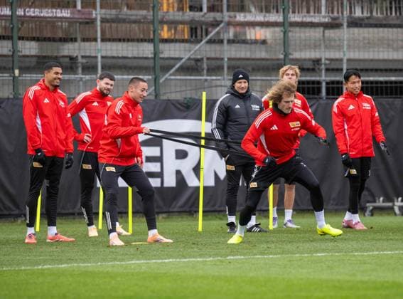 Soccer, Men, Season 2025 2026, 1 Bundesliga, 1 FC Union Berlin, Training, f l Danilho Doekhi 1 FC Union Berlin , Oliver Burke 1 FC Union Berlin , Marin Ljubicic 1 FC Union Berlin , Athletics coach Martin Krüger 1 FC Union Berlin , Alex Kral 1 FC Union Berlin , Tom Rothe 1 FC Union Berlin , Woo yeong Jeong 1 FC Union Berlin , 18 11 2025, Copyright: xMatthiasxKochx