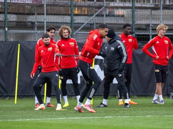 Soccer, Men, Season 2025 2026, 1 Bundesliga, 1 FC Union Berlin, Training, f l Oliver Burke 1 FC Union Berlin , Diogo Leite 1 FC Union Berlin , Alex Kral 1 FC Union Berlin , Danilho Doekhi 1 FC Union Berlin , Athletics coach Martin Krüger 1 FC Union Berlin , Mekhi Gray 1 FC Union Berlin , Tom Rothe 1 FC Union Berlin , 18 11 2025, Copyright: xMatthiasxKochx