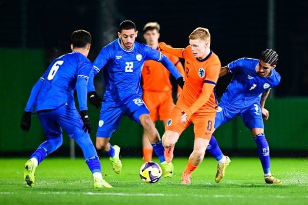 BUDAORS , 18-11-2025 , BSC Stadium , season 2025 2026 , UEFA European U21, U 21 Football 2025 , Qualifying round , match day 7 , match between Israel U21 and Netherlands U21 , picture shows Israel U21 player Mohamed Abu Rumi, Netherlands U21 player Kees Smit, Israel U21 player Tay Abed Israel vs Netherlands (U21) x32084398x Copyright: