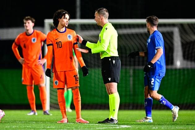 BUDAORS , 18-11-2025 , BSC Stadium , season 2025 2026 , UEFA European U21, U 21 Football 2025 , Qualifying round , match day 7 , match between Israel U21 and Netherlands U21 , picture shows Netherlands U21 player Gjivai Zechiel, referee Nathan Verboomen Israel vs Netherlands (U21) x32084515x Copyright: