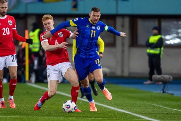 SOCCER - FIFA WC quali, AUT vs BIH VIENNA,AUSTRIA,18.NOV.25 - FIFA World Cup, WM, Weltmeisterschaft, Fussball 2026, European Qualifiers, group stage, OEFB international match, Länderspiel, Nationalmannschaft Austria vs Bosnia and Herzegovina. Image shows Nicolas Seiwald (AUT) and Edin Dzeko (BIH). GEPAxpictures xPhilippxBrem