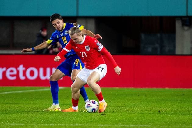 SOCCER - FIFA WC quali, AUT vs BIH VIENNA,AUSTRIA,18.NOV.25 - FIFA World Cup, WM, Weltmeisterschaft, Fussball 2026, European Qualifiers, group stage, OEFB international match, Länderspiel, Nationalmannschaft Austria vs Bosnia and Herzegovina. Image shows Emir Karic (BIH) and Patrick Wimmer (AUT). GEPAxpictures xPhilippxBrem