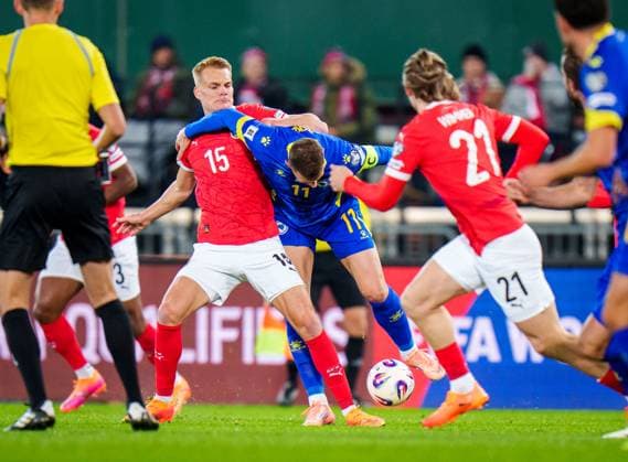 SOCCER - FIFA WC quali, AUT vs BIH VIENNA,AUSTRIA,18.NOV.25 - FIFA World Cup, WM, Weltmeisterschaft, Fussball 2026, European Qualifiers, group stage, OEFB international match, Länderspiel, Nationalmannschaft Austria vs Bosnia and Herzegovina. Image shows Philipp Lienhart (AUT) and Edin Dzeko (BIH). GEPAxpictures xEdgarxEisner