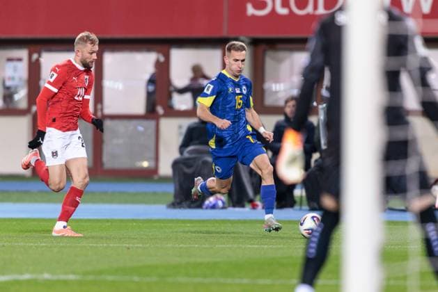 SOCCER - FIFA WC quali, AUT vs BIH VIENNA,AUSTRIA,18.NOV.25 - FIFA World Cup, WM, Weltmeisterschaft, Fussball 2026, European Qualifiers, group stage, OEFB international match, Länderspiel, Nationalmannschaft Austria vs Bosnia and Herzegovina. Image shows Konrad Laimer (AUT) and Amar Memic (BIH). GEPAxpictures xArminxRauthner