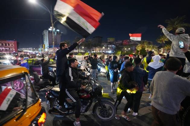 Fußball, WM Quali, Irak - VAE Iraqi national team, Nationalteam beats UAE to advance to 2026 FIFA World Cup, WM, Weltmeisterschaft, Fussball UEFA play-off round BAGHDAD, IRAQ - NOVEMBER 18: Iraqis celebrate by carrying flags and forming a motorcade of cars as the Iraqi national football team beat the United Arab Emirates (UAE) 2-1, advancing to the play-off round that will lead to the 2026 World Cup UEFA finals on November 18, 2025 in Iraq, Baghdad. Murtadha Al-Sudani Anadolu Baghdad Iraq. Editorial use only. Please get in touch for any other usage. Copyright: x2025xAnadoluxMurtadhaxAl-Sudanix