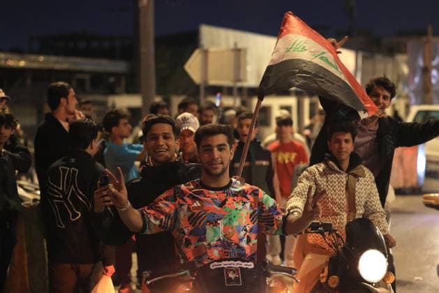 Fußball, WM Quali, Irak - VAE Iraqi national team, Nationalteam beats UAE to advance to 2026 FIFA World Cup, WM, Weltmeisterschaft, Fussball UEFA play-off round BAGHDAD, IRAQ - NOVEMBER 18: Iraqis celebrate by carrying flags and forming a motorcade of cars as the Iraqi national football team beat the United Arab Emirates (UAE) 2-1, advancing to the play-off round that will lead to the 2026 World Cup UEFA finals on November 18, 2025 in Iraq, Baghdad. Murtadha Al-Sudani Anadolu Baghdad Iraq. Editorial use only. Please get in touch for any other usage. Copyright: x2025xAnadoluxMurtadhaxAl-Sudanix
