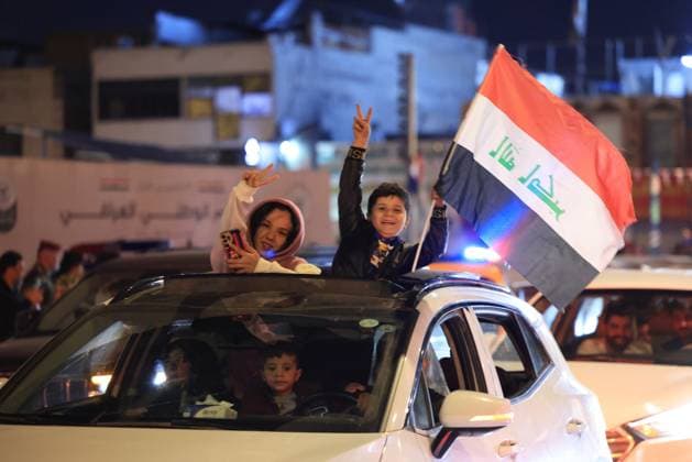 Fußball, WM Quali, Irak - VAE Iraqi national team, Nationalteam beats UAE to advance to 2026 FIFA World Cup, WM, Weltmeisterschaft, Fussball UEFA play-off round BAGHDAD, IRAQ - NOVEMBER 18: Iraqis celebrate by carrying flags and forming a motorcade of cars as the Iraqi national football team beat the United Arab Emirates (UAE) 2-1, advancing to the play-off round that will lead to the 2026 World Cup UEFA finals on November 18, 2025 in Iraq, Baghdad. Murtadha Al-Sudani Anadolu Baghdad Iraq. Editorial use only. Please get in touch for any other usage. Copyright: x2025xAnadoluxMurtadhaxAl-Sudanix