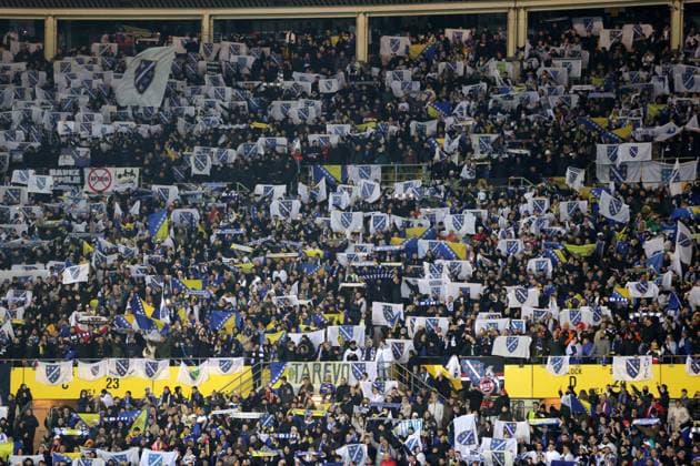 SOCCER - FIFA WC quali, AUT vs BIH VIENNA,AUSTRIA,18.NOV.25 - FIFA World Cup, WM, Weltmeisterschaft, Fussball 2026, European Qualifiers, group stage, OEFB international match, Länderspiel, Nationalmannschaft Austria vs Bosnia and Herzegovina. Image shows fans of BIH. GEPAxpictures xWalterxLuger