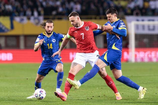 SOCCER - FIFA WC quali, AUT vs BIH VIENNA,AUSTRIA,18.NOV.25 - FIFA World Cup, WM, Weltmeisterschaft, Fussball 2026, European Qualifiers, group stage, OEFB international match, Länderspiel, Nationalmannschaft Austria vs Bosnia and Herzegovina. Image shows Ivan Sunjic (BIH), Marko Arnautovic (AUT) and Tarik Muharemovic (BIH). GEPAxpictures xArminxRauthner