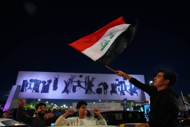 Fußball, WM Quali, Irak - VAE Iraqi national team, Nationalteam beats UAE to advance to 2026 FIFA World Cup, WM, Weltmeisterschaft, Fussball UEFA play-off round BAGHDAD, IRAQ - NOVEMBER 18: Iraqis celebrate by carrying flags and forming a motorcade of cars as the Iraqi national football team beat the United Arab Emirates (UAE) 2-1, advancing to the play-off round that will lead to the 2026 World Cup UEFA finals on November 18, 2025 in Iraq, Baghdad. Murtadha Al-Sudani Anadolu Baghdad Iraq. Editorial use only. Please get in touch for any other usage. Copyright: x2025xAnadoluxMurtadhaxAl-Sudanix