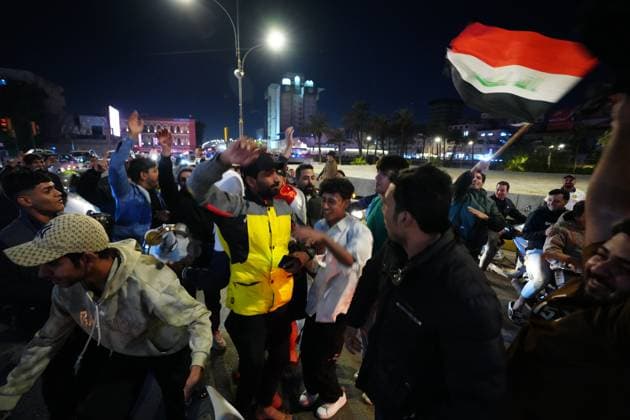 Fußball, WM Quali, Irak - VAE Iraqi national team, Nationalteam beats UAE to advance to 2026 FIFA World Cup, WM, Weltmeisterschaft, Fussball UEFA play-off round BAGHDAD, IRAQ - NOVEMBER 18: Iraqis celebrate by carrying flags and forming a motorcade of cars as the Iraqi national football team beat the United Arab Emirates (UAE) 2-1, advancing to the play-off round that will lead to the 2026 World Cup UEFA finals on November 18, 2025 in Iraq, Baghdad. Murtadha Al-Sudani Anadolu Baghdad Iraq. Editorial use only. Please get in touch for any other usage. Copyright: x2025xAnadoluxMurtadhaxAl-Sudanix