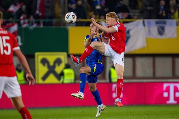 SOCCER - FIFA WC quali, AUT vs BIH VIENNA,AUSTRIA,18.NOV.25 - FIFA World Cup, WM, Weltmeisterschaft, Fussball 2026, European Qualifiers, group stage, OEFB international match, Länderspiel, Nationalmannschaft Austria vs Bosnia and Herzegovina. Image shows Ivan Sunjic (BIH) and Nicolas Seiwald (AUT). GEPAxpictures xPhilippxBrem