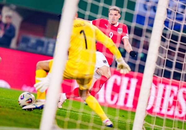 SOCCER - FIFA WC quali, AUT vs BIH VIENNA,AUSTRIA,18.NOV.25 - FIFA World Cup, WM, Weltmeisterschaft, Fussball 2026, European Qualifiers, group stage, OEFB international match, Länderspiel, Nationalmannschaft Austria vs Bosnia and Herzegovina. Image shows Marcel Sabitzer (AUT) and Nikola Vasilj (BIH). GEPAxpictures xEdgarxEisner