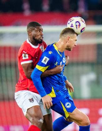 SOCCER - FIFA WC quali, AUT vs BIH VIENNA,AUSTRIA,18.NOV.25 - FIFA World Cup, WM, Weltmeisterschaft, Fussball 2026, European Qualifiers, group stage, OEFB international match, Länderspiel, Nationalmannschaft Austria vs Bosnia and Herzegovina. Image shows Kevin Danso (AUT) and Edin Dzeko (BIH). GEPAxpictures xEdgarxEisner