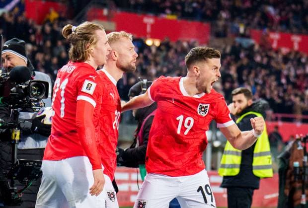 SOCCER - FIFA WC quali, AUT vs BIH VIENNA,AUSTRIA,18.NOV.25 - FIFA World Cup, WM, Weltmeisterschaft, Fussball 2026, European Qualifiers, group stage, OEFB international match, Länderspiel, Nationalmannschaft Austria vs Bosnia and Herzegovina. Image shows the rejoicing of Patrick Wimmer, Konrad Laimer and Christoph Baumgartner (AUT). GEPAxpictures xEdgarxEisner