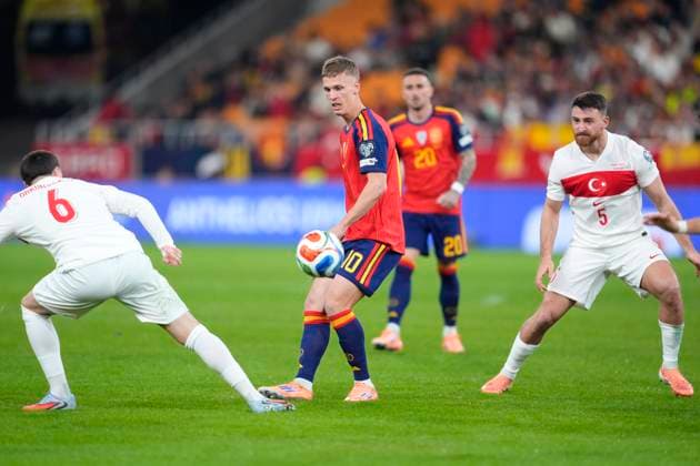 November 18, 2025, Sevilla, Sevilla, Spain: Dani Olmo of Spain in action during the FIFA World Cup, WM, Weltmeisterschaft, Fussball 2026 qualifier football match, Group E, played between Spain and Turkey at Estadio de La Cartuja on November 18, 2025 in Sevilla, Spain. Sevilla Spain - ZUMAa181 20251118_zaa_a181_155 Copyright: xJoaquinxCorcherox