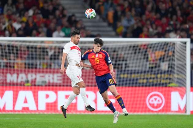 November 18, 2025, Sevilla, Sevilla, Spain: Irfan Can Kahveci of Turkey and Pau Cubarsi of Spain in action during the FIFA World Cup, WM, Weltmeisterschaft, Fussball 2026 qualifier football match, Group E, played between Spain and Turkey at Estadio de La Cartuja on November 18, 2025 in Sevilla, Spain. Sevilla Spain - ZUMAa181 20251118_zaa_a181_169 Copyright: xJoaquinxCorcherox