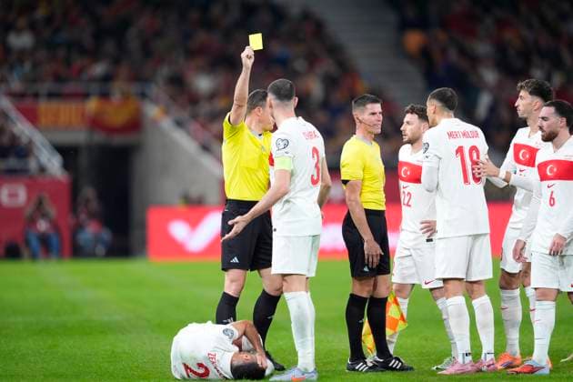 November 18, 2025, Sevilla, Sevilla, Spain: Merih Demiral of Turkey see the yellow card during the FIFA World Cup, WM, Weltmeisterschaft, Fussball 2026 qualifier football match, Group E, played between Spain and Turkey at Estadio de La Cartuja on November 18, 2025 in Sevilla, Spain. Sevilla Spain - ZUMAa181 20251118_zaa_a181_176 Copyright: xJoaquinxCorcherox