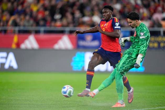 November 18, 2025, Sevilla, Sevilla, Spain: Samu Aghehowa of Spain and Altay Bayindir of Turkey in action during the FIFA World Cup, WM, Weltmeisterschaft, Fussball 2026 qualifier football match, Group E, played between Spain and Turkey at Estadio de La Cartuja on November 18, 2025 in Sevilla, Spain. Sevilla Spain - ZUMAa181 20251118_zaa_a181_178 Copyright: xJoaquinxCorcherox