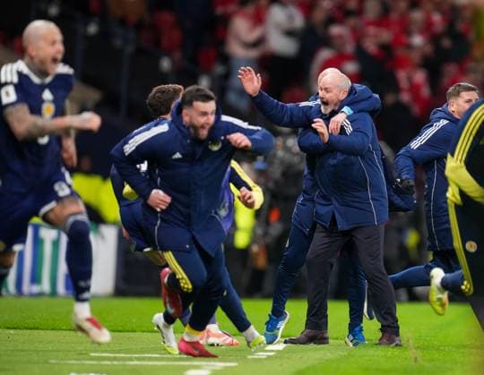 Scotland Head Coach Steve Clarke celebrates as Kenny McLean of Scotland scores to give Scotland a 4-2 lead during 6 minutes of time added on after 90 minutes. Final score Scotland 4 Denmark 2 - Scotland qualify for FIFA World Cup, WM, Weltmeisterschaft, Fussball 2026. Scotland v Denmark, FIFA 2026 World Cup Qualifying, Group C, Football, Hampden Park, Glasgow, Scotland, UK - 18 Nov 2025Glasgow Hampden Park United Kingdom EDITORIAL USE ONLY No use with unauthorised audio, video, data, fixture lists, club league logos or live services. Online in-match use limited to 120 images, no video emulation. No use in betting, games or single club league player publications. Copyright: xStuartxWallace Shutterstockx 15846619dg