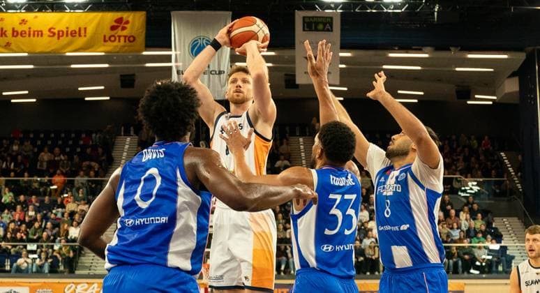 19 11 2025, Basketball, Men, FIBA Europe Cup, Season 2025 26, Group B, Matchday 6, Rostock Seawolves FC Porto Andy Van Vliet Rostock Seawolves, 2 f left against Javian Davis FC Porto, left , Axel Toupane FC Porto, 2 f right , Concalo Delgado FC Porto, right Rostock Stadthalle Mecklenburg Vorpommern Germany