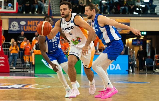 19 11 2025, Basketball, Men, FIBA Europe Cup, Season 2025 26, Group B, Matchday 6, Rostock Seawolves FC Porto Elias Baguette Rostock Seawolves, center against Wes Washpun FC Porto, left and Vlad Voylso FC Porto, right Rostock Stadthalle Mecklenburg Vorpommern Germany