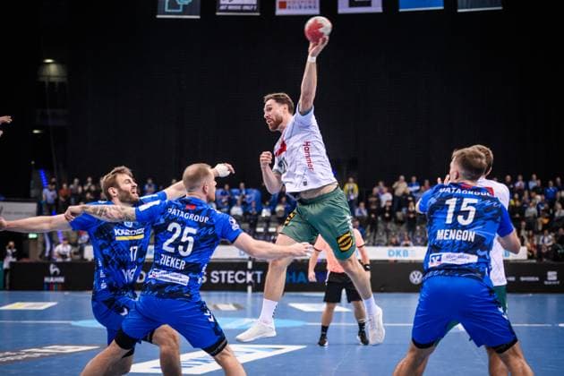 Max Staar TSV GWD Minden, 27 prevails against Samuel Roethlisberger TVB Stuttgart, 17 , Patrick Zieker TVB Stuttgart, 25 and re Simone Mengon TVB Stuttgart, 15 GER, TVB 1898 Stuttgart TSV GWD Minden, DAIKIN HBL, Handball, Bundesliga, Matchday 13, Season 2025 2026, 20 11 2025 GER, TVB 1898 Stuttgart TSV GWD Minden, DAIKIN HBL, Handball, Bundesliga, Matchday 13, Season 2025 2026, 20 11 2025 Stuttgart Copyright: xSandyxDinkelackerx EP_SDR