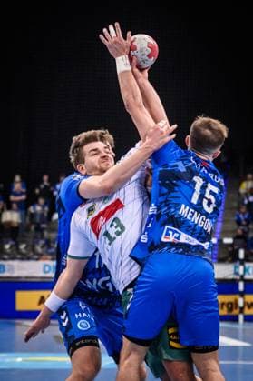 Ian Weber TSV GWD Minden, 13 vs hidden Samuel Roethlisberger TVB Stuttgart, 17 , left and Simone Mengon TVB Stuttgart, 15 , right GER, TVB 1898 Stuttgart TSV GWD Minden, DAIKIN HBL, Handball, Bundesliga, Matchday 13, Season 2025 2026, 20 11 2025 GER, TVB 1898 Stuttgart TSV GWD Minden, DAIKIN HBL, Handball, Bundesliga, Matchday 13, Season 2025 2026, 20 11 2025 Stuttgart Copyright: xSandyxDinkelackerx EP_SDR