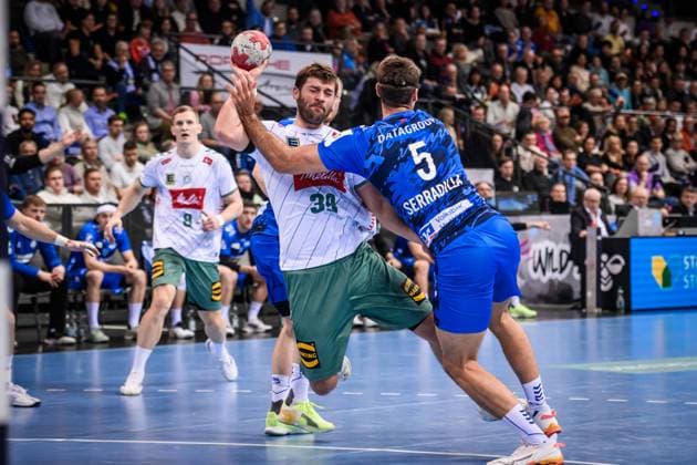 Malte Donker TSV GWD Minden, 39 vs Antonio Serradilla TVB Stuttgart, 05 GER, TVB 1898 Stuttgart TSV GWD Minden, DAIKIN HBL, Handball, Bundesliga, Matchday 13, Season 2025 2026, 20 11 2025 GER, TVB 1898 Stuttgart TSV GWD Minden, DAIKIN HBL, Handball, Bundesliga, Matchday 13, Season 2025 2026, 20 11 2025 Stuttgart Copyright: xSandyxDinkelackerx EP_SDR