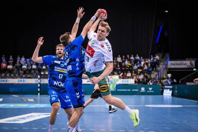Niclas Benedict Heitkamp TSV GWD Minden, 23 in a duel with Simone Mengon TVB Stuttgart, 15 , behind him Samuel Roethlisberger TVB Stuttgart, 17 GER, TVB 1898 Stuttgart TSV GWD Minden, DAIKIN HBL, Handball, Bundesliga, Matchday 13, Season 2025 2026, 20 11 2025 GER, TVB 1898 Stuttgart TSV GWD Minden, DAIKIN HBL, Handball, Bundesliga, Matchday 13, Season 2025 2026, 20 11 2025 Stuttgart Copyright: xSandyxDinkelackerx EP_SDR