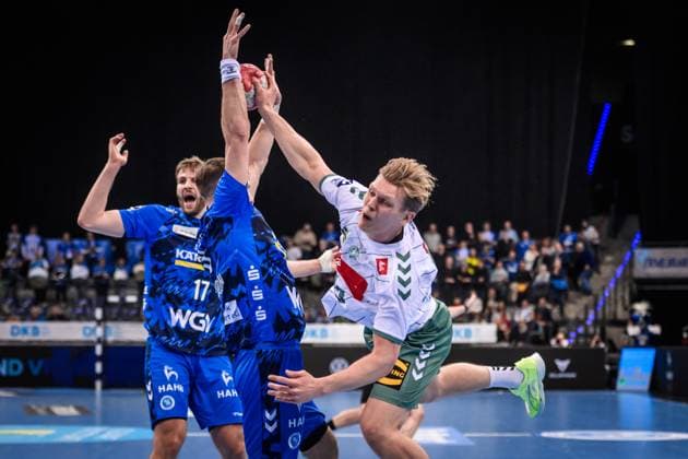 Niclas Benedict Heitkamp TSV GWD Minden, 23 in a duel with Simone Mengon TVB Stuttgart, 15 , behind him Samuel Roethlisberger TVB Stuttgart, 17 GER, TVB 1898 Stuttgart TSV GWD Minden, DAIKIN HBL, Handball, Bundesliga, Matchday 13, Season 2025 2026, 20 11 2025 GER, TVB 1898 Stuttgart TSV GWD Minden, DAIKIN HBL, Handball, Bundesliga, Matchday 13, Season 2025 2026, 20 11 2025 Stuttgart Copyright: xSandyxDinkelackerx EP_SDR