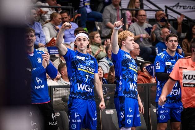 Kasper Thorsen Lien TVB Stuttgart, 07 in winning pose Support from the bench GER, TVB 1898 Stuttgart TSV GWD Minden, DAIKIN HBL, Handball, Bundesliga, Matchday 13, Season 2025 2026, 20 11 2025 GER, TVB 1898 Stuttgart TSV GWD Minden, DAIKIN HBL, Handball, Bundesliga, Matchday 13, Season 2025 2026, 20 11 2025 Stuttgart Copyright: xSandyxDinkelackerx EP_SDR