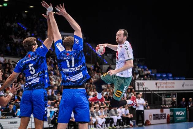 Alexander Weck TSV GWD Minden, 73 against Stuttgart block of Antonio Serradilla TVB Stuttgart, 05 and Samuel Roethlisberger TVB Stuttgart, 17 GER, TVB 1898 Stuttgart TSV GWD Minden, DAIKIN HBL, Handball, Bundesliga, Matchday 13, Season 2025 2026, 20 11 2025 GER, TVB 1898 Stuttgart TSV GWD Minden, DAIKIN HBL, Handball, Bundesliga, Matchday 13, Season 2025 2026, 20 11 2025 Stuttgart Copyright: xSandyxDinkelackerx EP_SDR