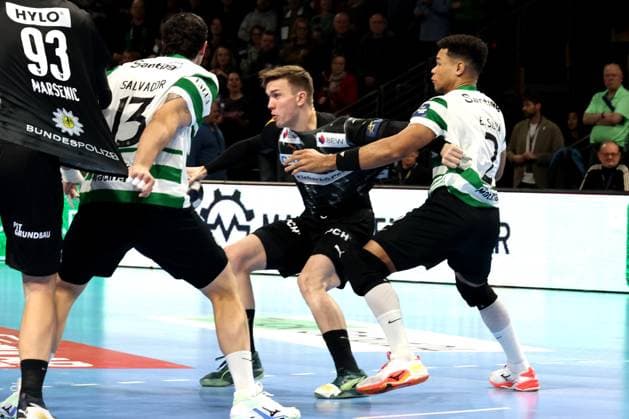 DEU, Machineseeker EHF Champions League, Fuechse Berlin vs Sporting CP, 20 11 2025, Max Schmeling Halle, Berlin, DEU, Machineseeker EHF Champions League, Fuechse Berlin vs Sporting CP, in the picture Lasse Andersson Fuechse Berlin 11 , NATAN SUAREZ SSporting CP 7 , ROCHA NOGUEIRA SALVADOR, SALVADOR MARTINHO Sporting CP 13 nordphotoxGmbHx xEngler nph00076