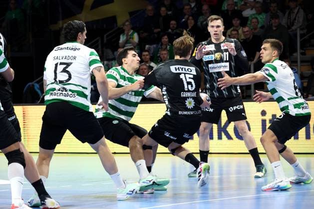 DEU, Machineseeker EHF Champions League, Fuechse Berlin vs Sporting CP, 20 11 2025, Max Schmeling Halle, Berlin, DEU, Machineseeker EHF Champions League, Fuechse Berlin vs Sporting CP, in the picture Lasse Andersson Fuechse Berlin 11 , Tobias Grondahl Fuechse Berlin 15 , Francisco Mota Costa Sporting CP 6 , NATAN SUAREZ SSporting CP 7 nordphotoxGmbHx xEngler nph00076