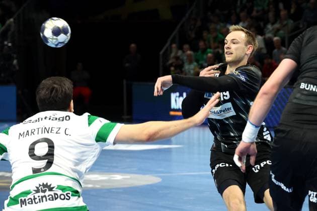 DEU, Machineseeker EHF Champions League, Fuechse Berlin vs Sporting CP, 20 11 2025, Max Schmeling Halle, Berlin, DEU, Machineseeker EHF Champions League, Fuechse Berlin vs Sporting CP, in the picture Mathias Gidsel Fuechse Berlin 19 , PEDRO MARTINEZ Sporting CP 9 nordphotoxGmbHx xEngler nph00076