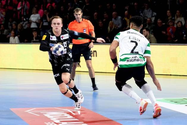 DEU, Machineseeker EHF Champions League, Fuechse Berlin vs Sporting CP, 20 11 2025, Max Schmeling Halle, Berlin, DEU, Machineseeker EHF Champions League, Fuechse Berlin vs Sporting CP, in the picture Tobias Grondahl Fuechse Berlin 15 , EDY SILVA Sporting CP 2 nordphotoxGmbHx xEngler nph00076