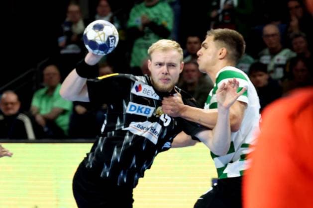 DEU, Machineseeker EHF Champions League, Fuechse Berlin vs. Sporting CP, 20.11.2025, Max-Schmeling-Halle, Berlin, DEU, Machineseeker EHF Champions League, Fuechse Berlin vs. Sporting CP, im Bild Matthes Langhoff (Fuechse Berlin 25), Francisco Mota Costa (Sporting CP 6) nordphotoxGmbHx xEngler nph00076