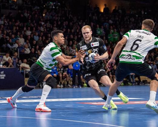 Handball, Men, Season 2025 2026, Champions League Group A, Matchday 8 , Füchse Berlin Sporting CP, f l Edney Silvia Oliveira Sporting , Matthes Langhoff Füchse Berlin , Francisco Kiko Mota Costa Sporting , 20 11 2025, Copyright: xSebastianxRäppold MatthiasxKochx