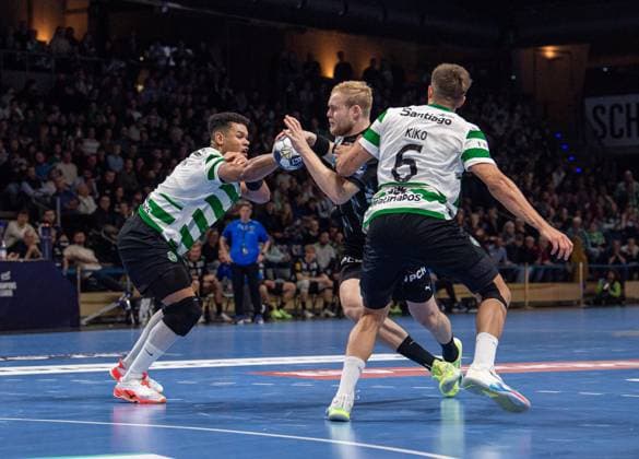 Handball, Men, Season 2025 2026, Champions League Group A, Matchday 8 , Füchse Berlin Sporting CP, f l Edney Silvia Oliveira Sporting , Matthes Langhoff Füchse Berlin , Francisco Kiko Mota Costa Sporting , 20 11 2025, Copyright: xSebastianxRäppold MatthiasxKochx