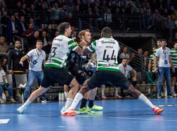 Handball, Herren, Saison 2025 2026, Champions League (Gruppe A, 8. Spieltag), Füchse Berlin - Sporting CP, v.l. Salvador Martinho Rocha Nogueira Salvador (Sporting), Mathias Gidsel (Füchse Berlin), Christian Yahoza Moga (Sporting), 20.11.2025, Copyright: xSebastianxRäppold MatthiasxKochx