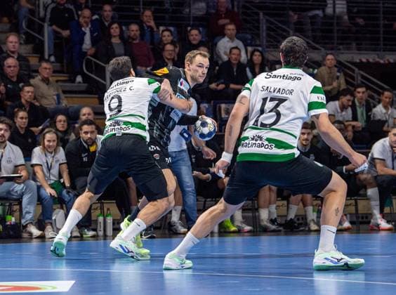 Handball, Herren, Saison 2025 2026, Champions League (Gruppe A, 8. Spieltag), Füchse Berlin - Sporting CP, v.l. Pedro Martinez Cami Garcia (Sporting), Mathias Gidsel (Füchse Berlin), Salvador Martinho Rocha Nogueira Salvador (Sporting), 20.11.2025, Copyright: xSebastianxRäppold MatthiasxKochx