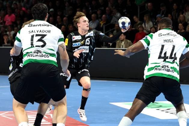 DEU, Machineseeker EHF Champions League, Fuechse Berlin vs. Sporting CP, 20.11.2025, Max-Schmeling-Halle, Berlin, DEU, Machineseeker EHF Champions League, Fuechse Berlin vs. Sporting CP, im Bild Tobias Grondahl (Fuechse Berlin 15), CHRISTIAN MOGA (Sporting CP 44) nordphotoxGmbHx xEngler nph00076
