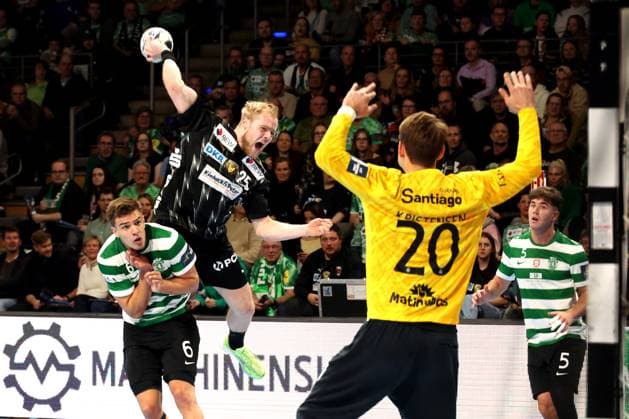 DEU, Machineseeker EHF Champions League, Fuechse Berlin vs. Sporting CP, 20.11.2025, Max-Schmeling-Halle, Berlin, DEU, Machineseeker EHF Champions League, Fuechse Berlin vs. Sporting CP, im Bild Matthes Langhoff (Fuechse Berlin 25), Francisco Mota Costa (Sporting CP 6), ANDRE KRISTENSEN (Sporting CP 20) nordphotoxGmbHx xEngler nph00076