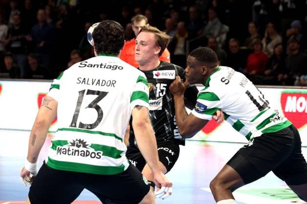 DEU, Machineseeker EHF Champions League, Fuechse Berlin vs. Sporting CP, 20.11.2025, Max-Schmeling-Halle, Berlin, DEU, Machineseeker EHF Champions League, Fuechse Berlin vs. Sporting CP, im Bild Tobias Grondahl (Fuechse Berlin 15), ROCHA NOGUEIRA SALVADOR, SALVADOR MARTINHO (Sporting CP 13), CHRISTIAN MOGA (Sporting CP 44) nordphotoxGmbHx xEngler nph00076
