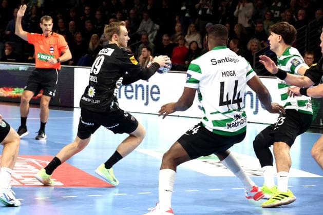 DEU, Machineseeker EHF Champions League, Fuechse Berlin vs Sporting CP, 20 11 2025, Max Schmeling Halle, Berlin, DEU, Machineseeker EHF Champions League, Fuechse Berlin vs Sporting CP, in the picture Mathias Gidsel Fuechse Berlin 19 , CHRISTIAN MOGA Sporting CP 44 nordphotoxGmbHx xEngler nph00076