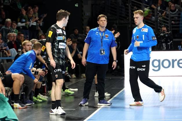 DEU, Machineseeker EHF Champions League, Fuechse Berlin vs Sporting CP, 20 11 2025, Max Schmeling Halle, Berlin, DEU, Machineseeker EHF Champions League, Fuechse Berlin vs Sporting CP, in the picture head coach Nicolej Krickau Fuechse Berlin , Lasse Ludwig Fuechse Berlin 1 , Hakun West av Teigum Fuechse Berlin 34 nordphotoxGmbHx xEngler nph00076