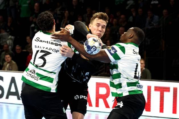 DEU, Machineseeker EHF Champions League, Fuechse Berlin vs Sporting CP, 20 11 2025, Max Schmeling Halle, Berlin, DEU, Machineseeker EHF Champions League, Fuechse Berlin vs Sporting CP, in the picture Lasse Andersson Fuechse Berlin 11 , äROCHA NOGUEIRA SALVADOR, SALVADOR MARTINHO Sporting CP 13 , CHRISTIAN MOGA Sporting CP 44 nordphotoxGmbHx xEngler nph00076
